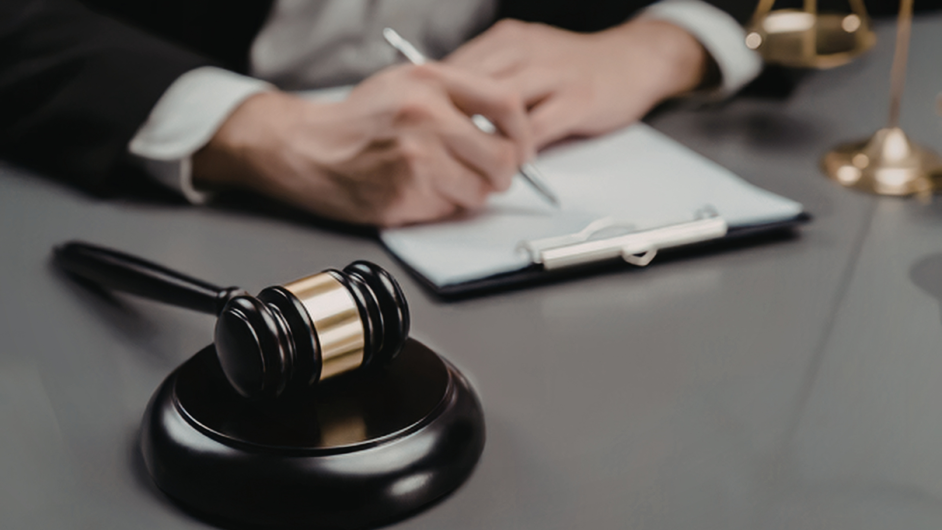How a Manhattan White Collar Criminal Defense Attorney Builds a Strong Defense